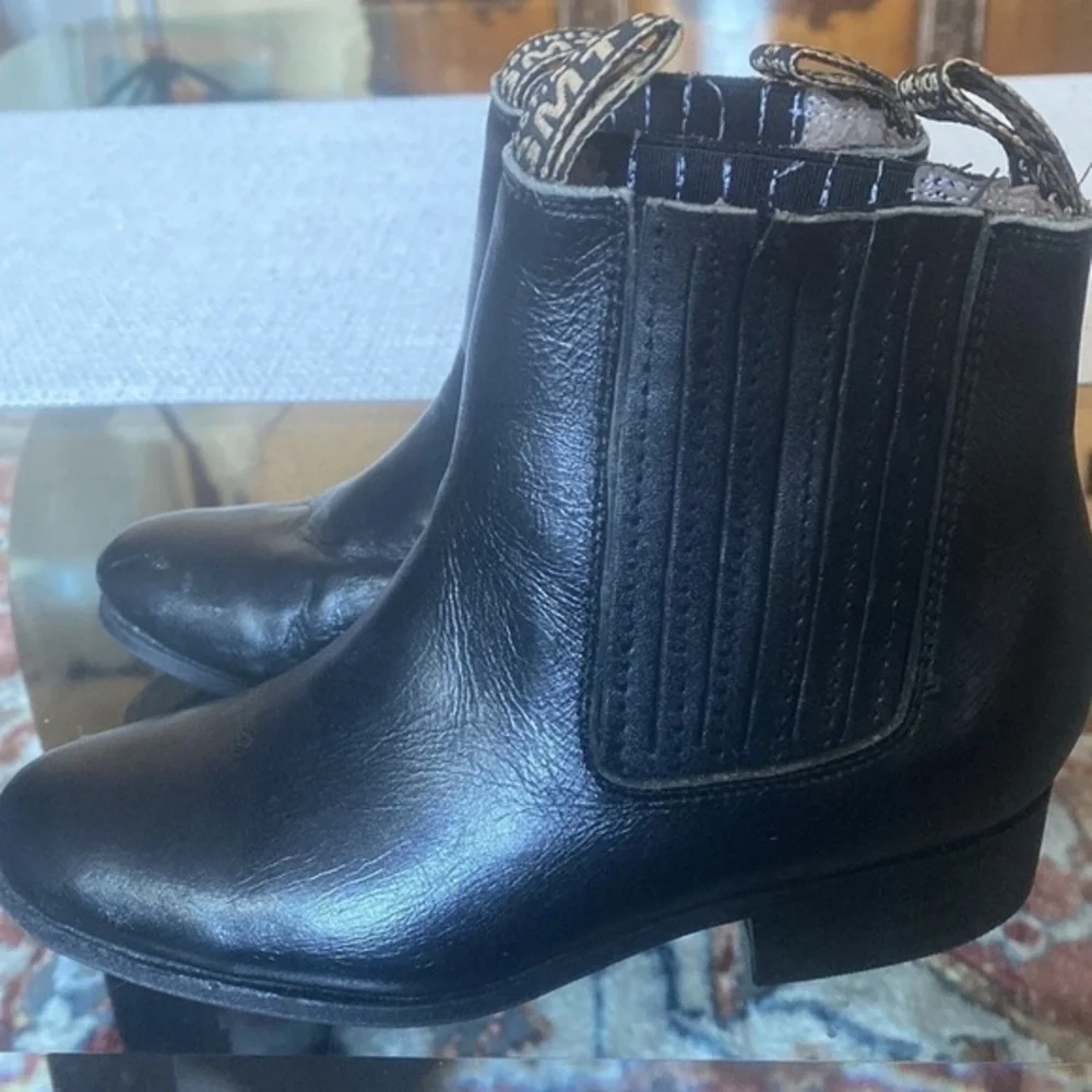👧🏻🧒🏻 Kids boots in good condition made in Mexico size6,100% percent leather